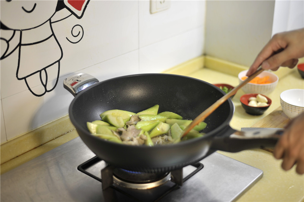 不会烧菜怎么办?这个智能锅比单看菜谱靠谱得多