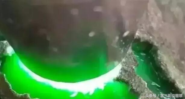 最牛赌石一夜暴富130万,赌石现场一刀赚18个亿帝王绿