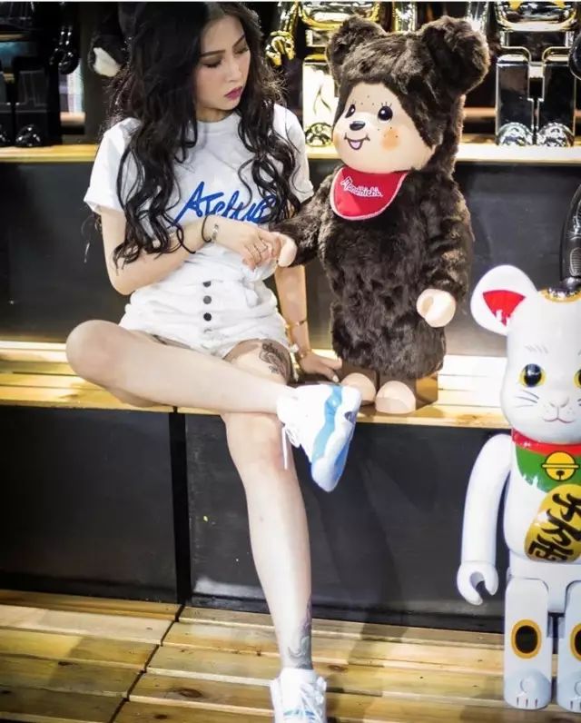 相比高跟鞋和小礼服，你肯定更迷恋穿AJ和球衣的她