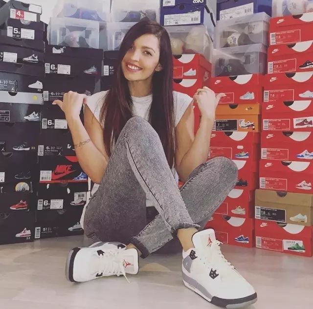 相比高跟鞋和小礼服，你肯定更迷恋穿AJ和球衣的她