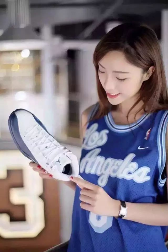 相比高跟鞋和小礼服，你肯定更迷恋穿AJ和球衣的她