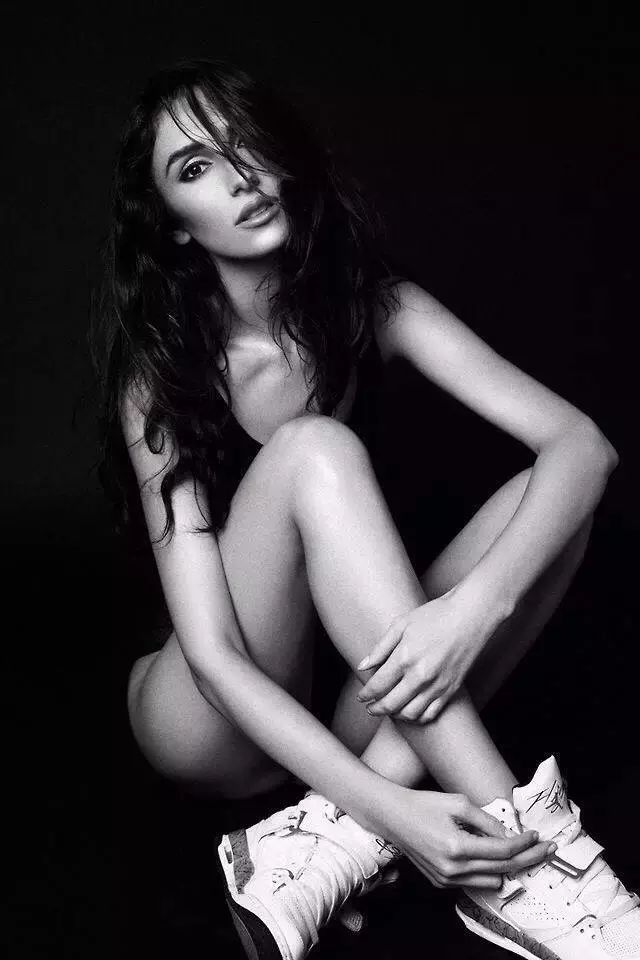 相比高跟鞋和小礼服，你肯定更迷恋穿AJ和球衣的她