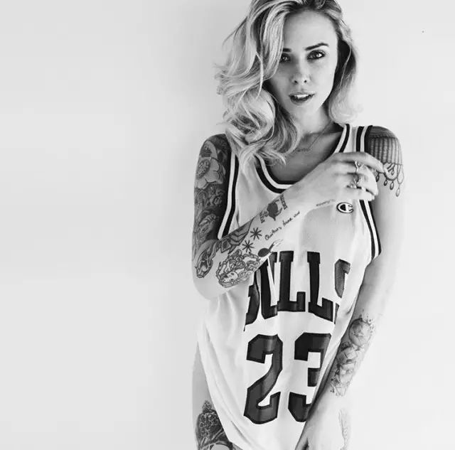 相比高跟鞋和小礼服，你肯定更迷恋穿AJ和球衣的她