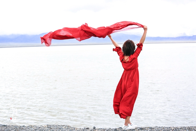 茶卡盐湖的蓝天白云宛如仙境,茶卡盐湖的夜