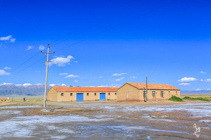 茶卡盐湖的蓝天白云宛如仙境,茶卡盐湖的夜