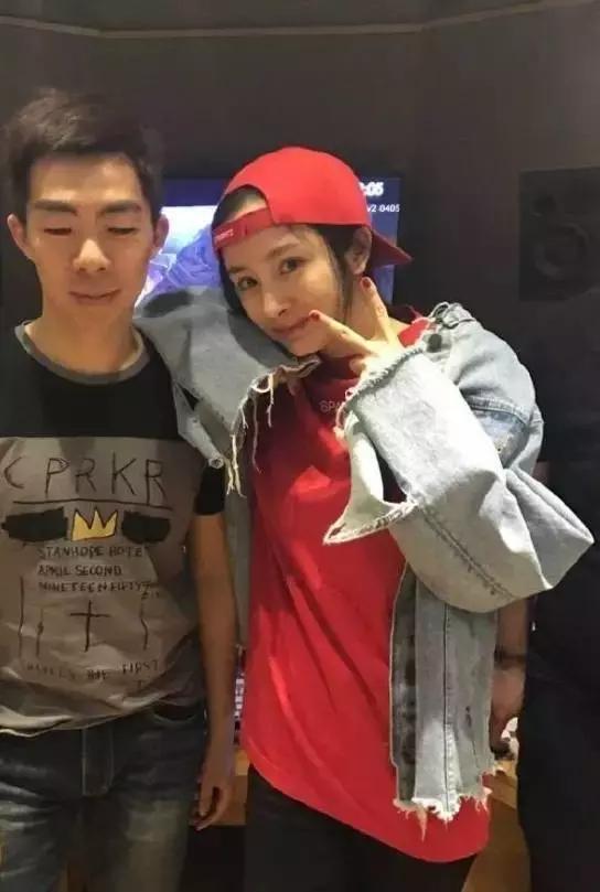 杨幂穿的gucci的格纹外套,杨幂celine上衣