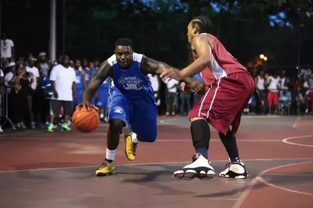 看你的球鞋就知道你会不会打球,打球对于球鞋要求高吗