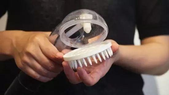 岛国研发让你躺在床上都能洗头的机器，满屏都是不可描述的画风！