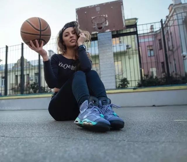 相比高跟鞋和小礼服，你肯定更迷恋穿AJ和球衣的她