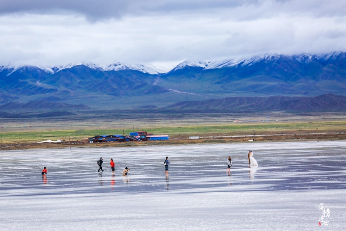 茶卡盐湖的蓝天白云宛如仙境,茶卡盐湖的夜