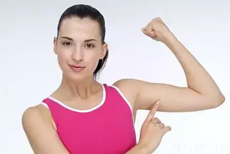 你看上去有点背驼，其实是手臂粗