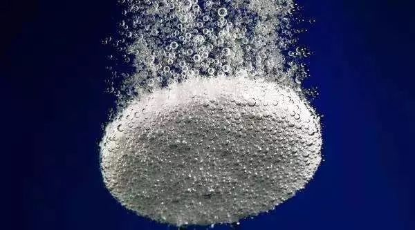 妈妈的一个错误害儿子窒息而亡……医生提醒:泡腾片不能这么吃!