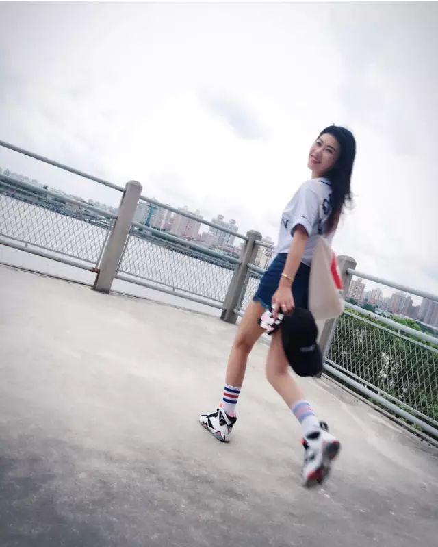 相比高跟鞋和小礼服，你肯定更迷恋穿AJ和球衣的她