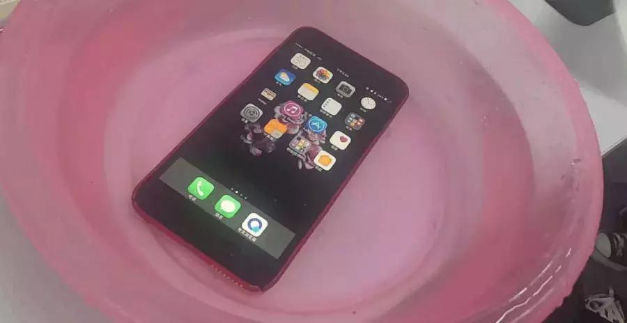 vivo手机掉水里了正确处理方法,手机掉水里了黑屏了应该怎么处理