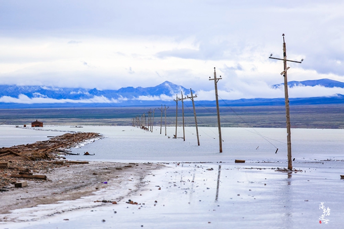茶卡盐湖的蓝天白云宛如仙境,茶卡盐湖的夜