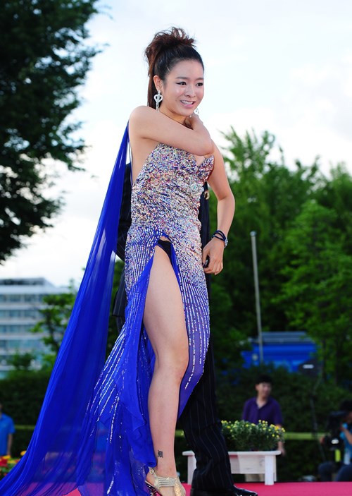 韩国女明星红毯简单大方,韩国女星红毯衣着暴露引争议