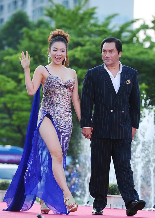 韩国女明星红毯简单大方,韩国女星红毯衣着暴露引争议