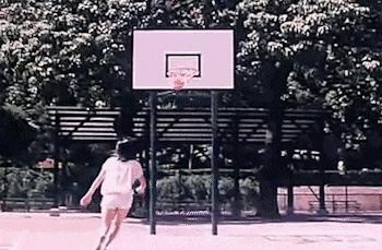 相比高跟鞋和小礼服，你肯定更迷恋穿AJ和球衣的她