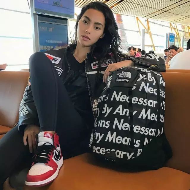 相比高跟鞋和小礼服，你肯定更迷恋穿AJ和球衣的她