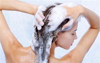 刚洗完头头皮屑特别多是什么原因,头特别痒头皮屑特别多是什么原因