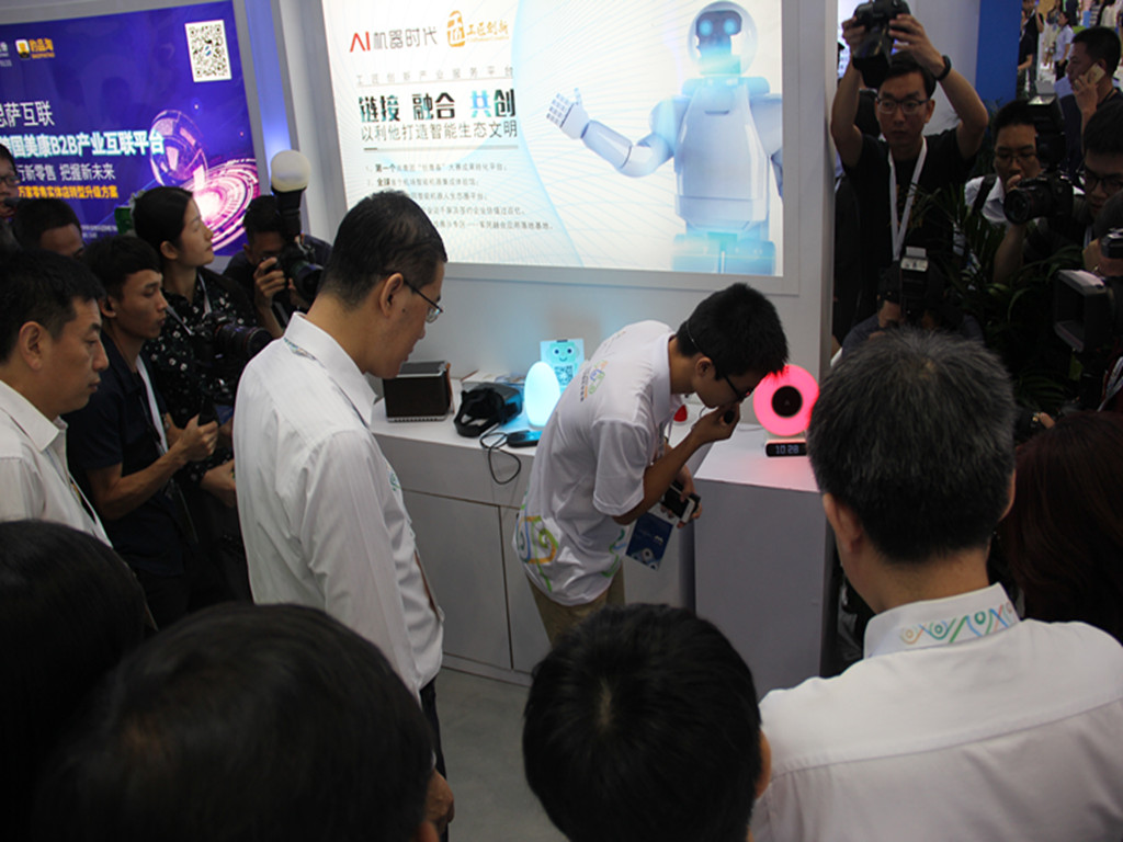 让领导驻足、CCTV采访,全国最大AI生态链“机器时代”到底多强?
