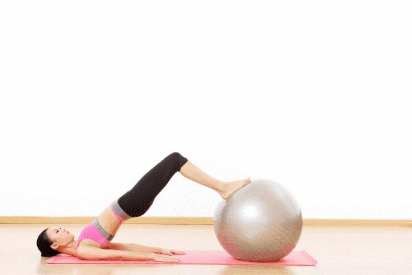 瘦身健身动作教学瑜伽15分钟,最简单的瑜伽球动作减肚子