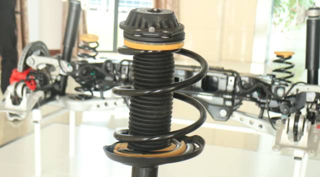 君威gs与标致508l底盘对比,新款君威gs底盘顶起来长什么样