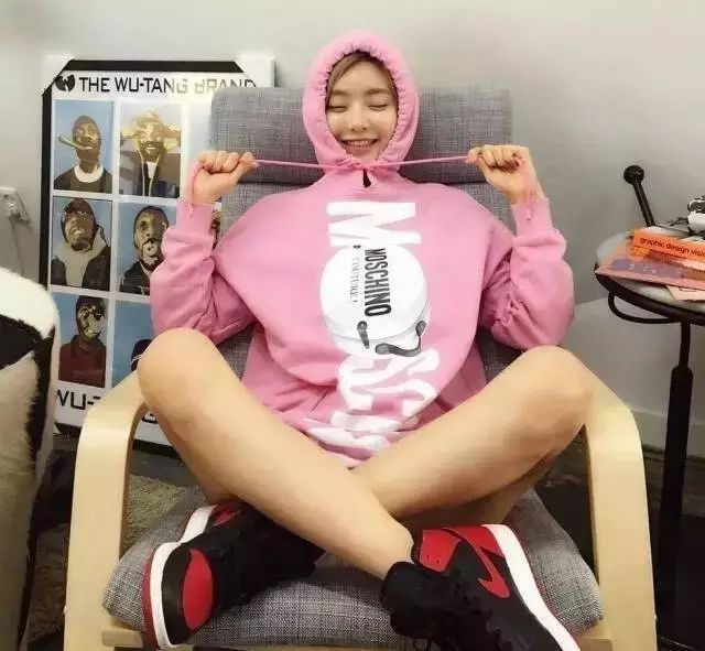 相比高跟鞋和小礼服，你肯定更迷恋穿AJ和球衣的她