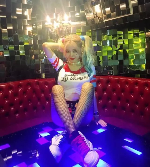 相比高跟鞋和小礼服，你肯定更迷恋穿AJ和球衣的她