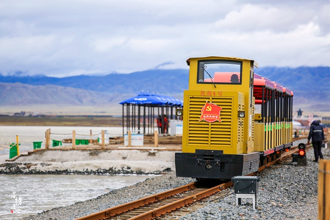 茶卡盐湖的蓝天白云宛如仙境,茶卡盐湖的夜