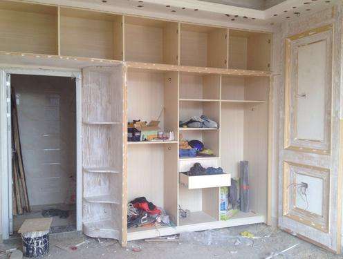 衣柜到底是刨花板好还是密度板好,为什么品牌衣柜定制都用颗粒板材