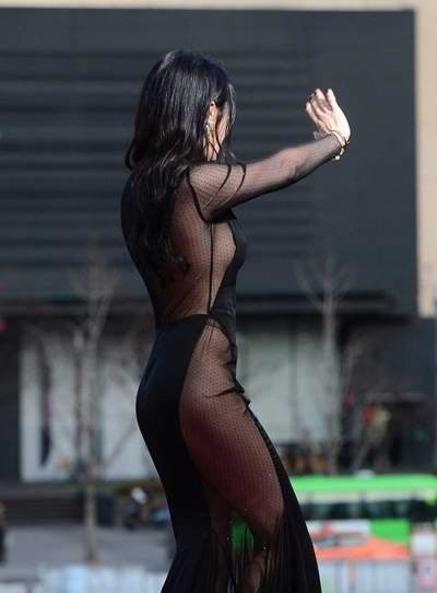 韩国女明星红毯简单大方,韩国女星红毯衣着暴露引争议