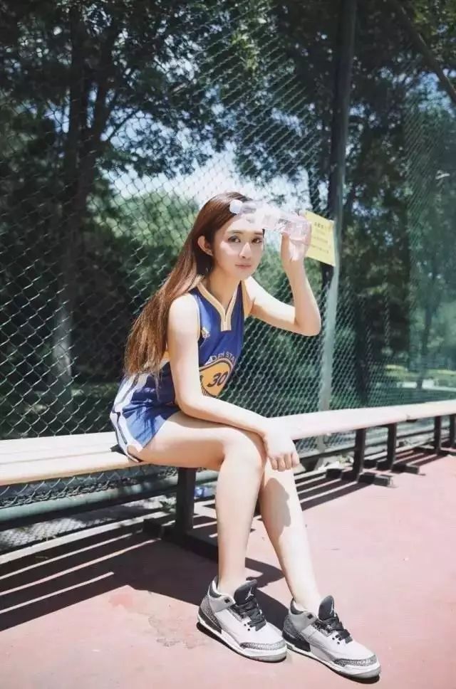 相比高跟鞋和小礼服，你肯定更迷恋穿AJ和球衣的她