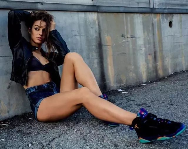 相比高跟鞋和小礼服，你肯定更迷恋穿AJ和球衣的她