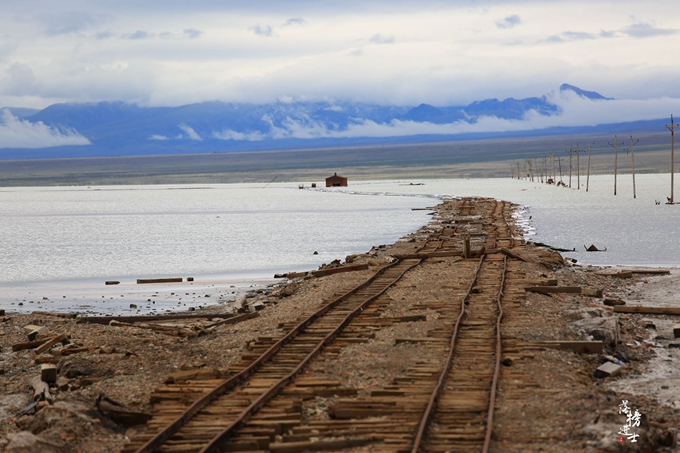 茶卡盐湖的蓝天白云宛如仙境,茶卡盐湖的夜