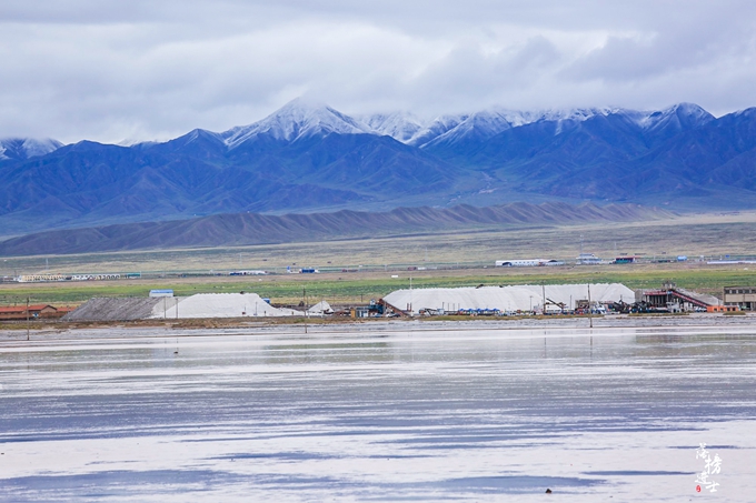 茶卡盐湖的蓝天白云宛如仙境,茶卡盐湖的夜