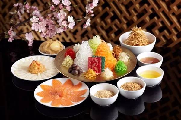 天哪噜,大中华的远房表亲除夕原来这么吃?