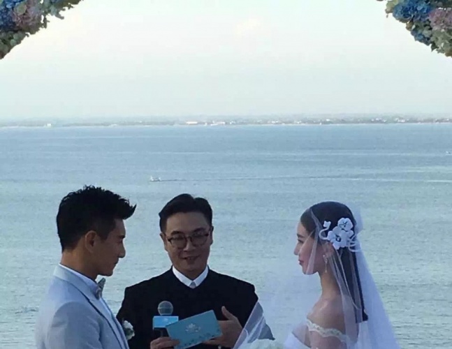 隆诗大婚深情告白霍建华抢合照新郎扬言生5个