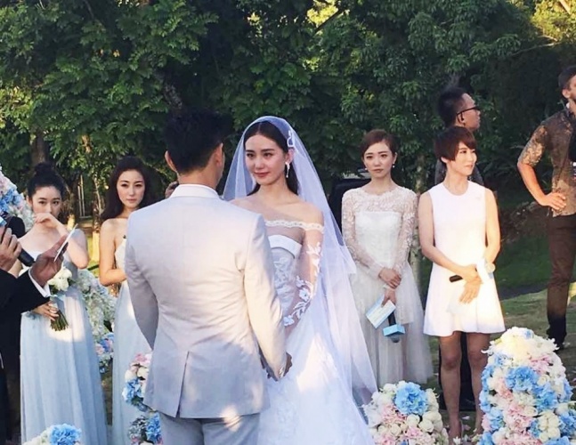 隆诗大婚深情告白霍建华抢合照新郎扬言生5个