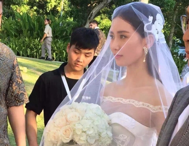 隆诗大婚深情告白霍建华抢合照新郎扬言生5个