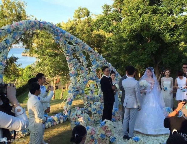 隆诗大婚深情告白霍建华抢合照新郎扬言生5个