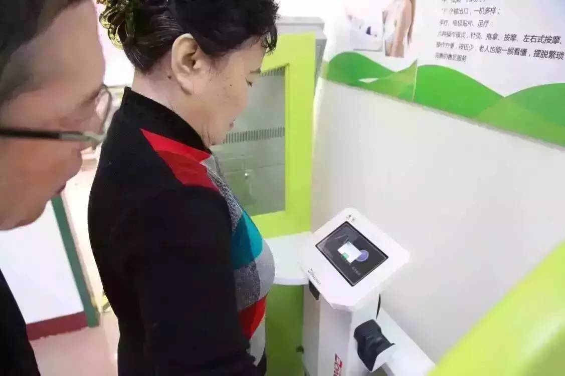 亦社情社区里开了个健康小屋，设备先进还有专家坐诊，一起去看看