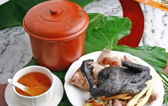 头发一掉一大把怎么改善,女性头发很油脱发很严重怎么解决