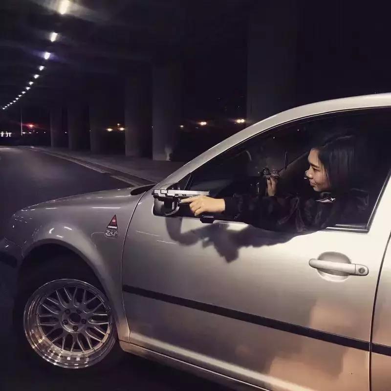 一个喜欢玩车的女司机,喜欢玩飞车的女生是什么性格