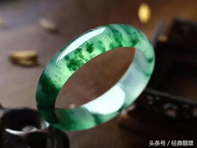八万元买只假翡翠手镯，翠友为什么如此容易被碰瓷？
