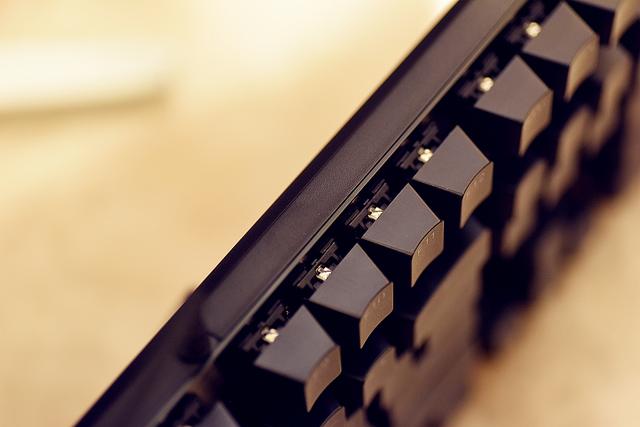 机械键盘银轴和红轴有什么区别,k835键盘青轴好用还是红轴好用