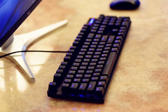 机械键盘银轴和红轴有什么区别,k835键盘青轴好用还是红轴好用