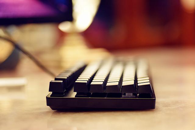 机械键盘银轴和红轴有什么区别,k835键盘青轴好用还是红轴好用