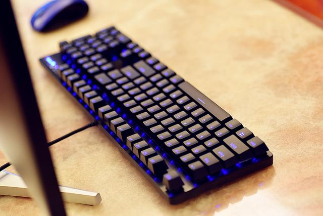 机械键盘银轴和红轴有什么区别,k835键盘青轴好用还是红轴好用