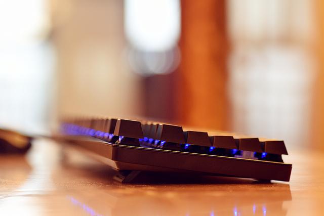 机械键盘银轴和红轴有什么区别,k835键盘青轴好用还是红轴好用